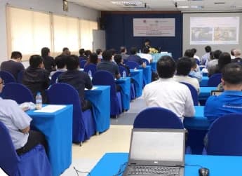 ผู้เข้าอบรมในห้องเรียนหลักสูตร AI สำหรับ Industrial IoT